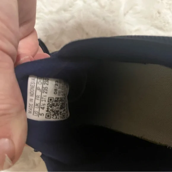 Stylish Navy and Mint Adidas Sneakers - Picture 5 of 6